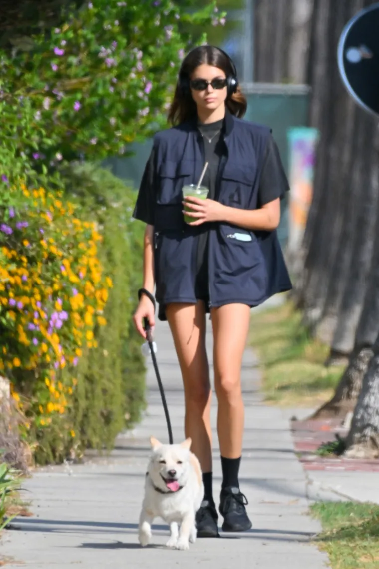 Kaia Gerber je prelijepa i u običnoj majici: Kći Cindy Crawford nabacila vruće hlačice i pokazala duuuge noge