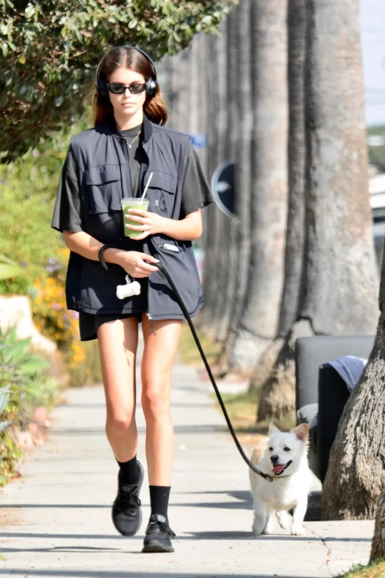Kaia Gerber je prelijepa i u običnoj majici: Kći Cindy Crawford nabacila vruće hlačice i pokazala duuuge noge