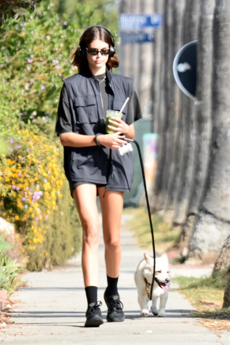 Kaia Gerber je prelijepa i u običnoj majici: Kći Cindy Crawford nabacila vruće hlačice i pokazala duuuge noge