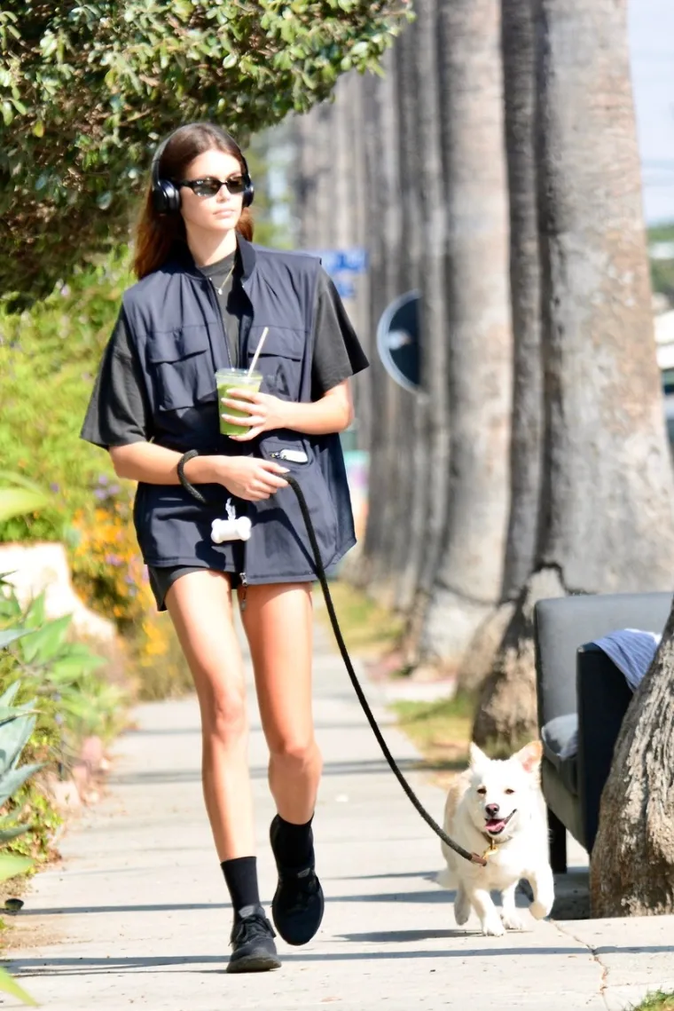 Kaia Gerber je prelijepa i u običnoj majici: Kći Cindy Crawford nabacila vruće hlačice i pokazala duuuge noge