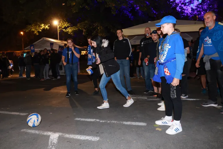 Zagreb će večeras gorjeti: Pogledajte kako izgleda Maksimir sat vremena prije utakmice Dinama i Salzburga