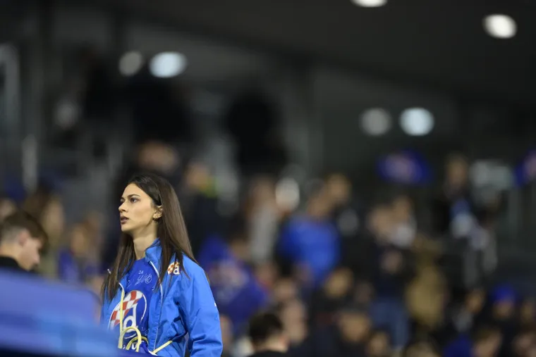 Sve gori, svi dišu za Dinamo: Pogledajte uzavrelu atmosferu na tribinama, atraktivna brineta ukrala je svu pažnju
