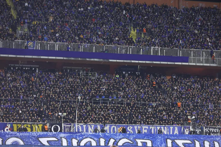 Sve gori, svi dišu za Dinamo: Pogledajte uzavrelu atmosferu na tribinama, atraktivna brineta ukrala je svu pažnju