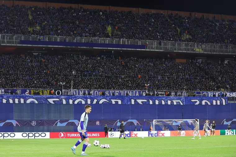 Sve gori, svi dišu za Dinamo: Pogledajte uzavrelu atmosferu na tribinama, atraktivna brineta ukrala je svu pažnju