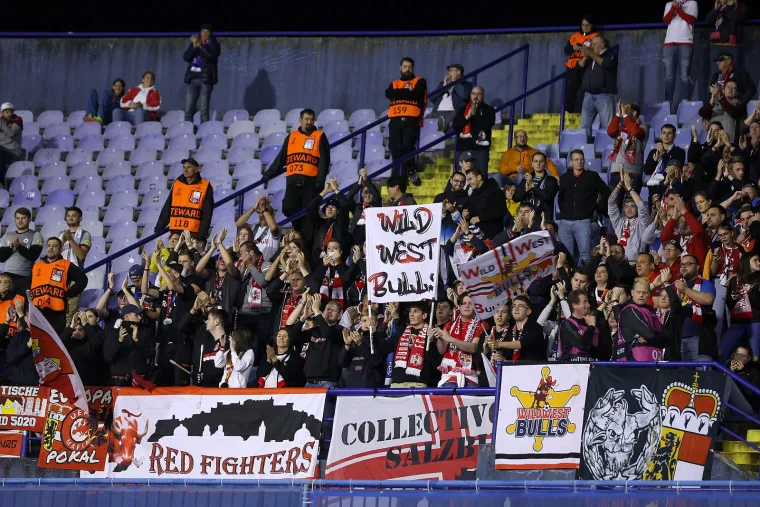 Sve gori, svi dišu za Dinamo: Pogledajte uzavrelu atmosferu na tribinama, atraktivna brineta ukrala je svu pažnju