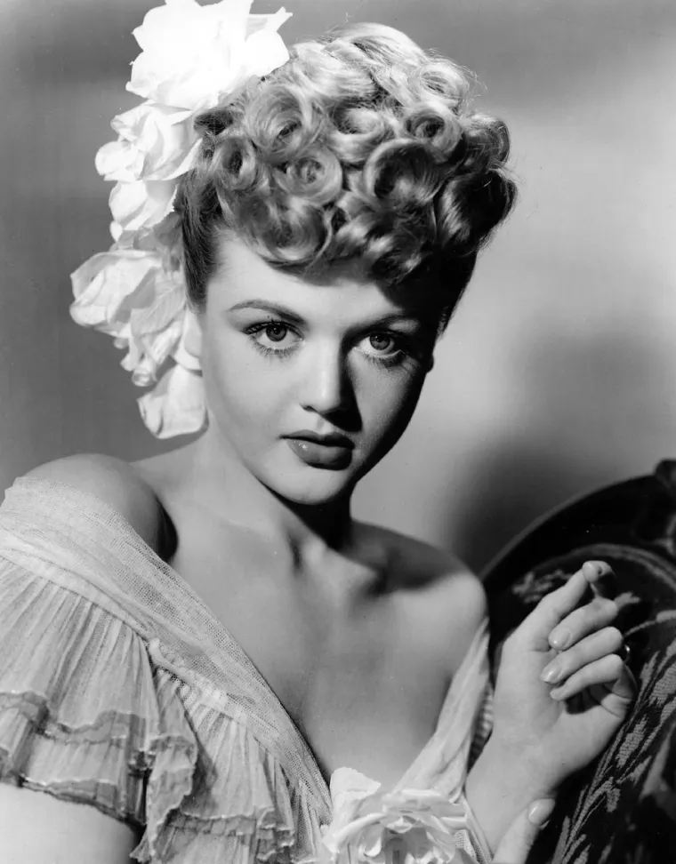 Unatoč ranom uspjehu, Angela Lansbury u intervjuu za People 1984. rekla je da osjeća da nema specifičan izgled tipične romantične glavne dame. &quot;Stalno sam željela igrati uloge Jeana Arthura, a filmski producent nastavio mi je davati uloge podmitljivih kučki&quot;, rekla je tada. S 22 godine, Lansbury je već glumila zločestu 35-godišnju suprugu Waltera Pidgeona u filmu &quot;If Winter Comes&quot; i oholu 45-godišnju izdavačicu u filmu &quot;State of the Union&quot;.