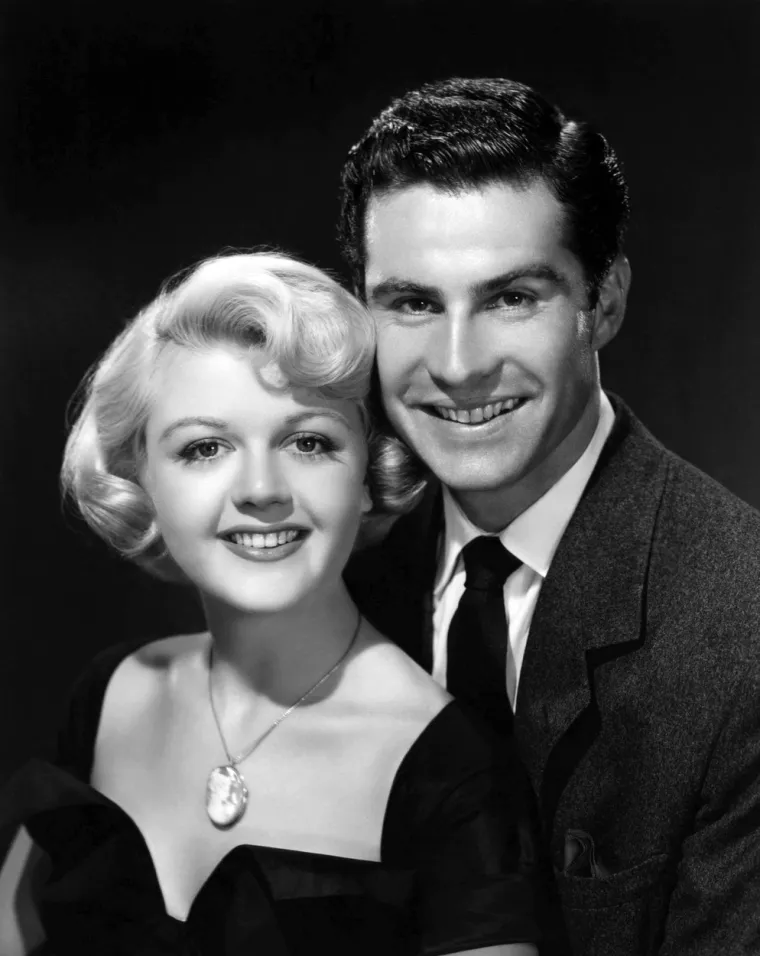 Ipak, najzanimljivija priča Angela Lansbury je ona o njezinom ljubavnom životu. Naime, glumica je imala samo 19 godina kada se udala za glumca Richarda Cromwella. Par se vjenčao 1945. godine, ali su se rastali nakon nekoliko mjeseci. U početku par nije otkrio razlog razvoda, ali je Lansbury priznala pravu istinu godinama kasnije...
