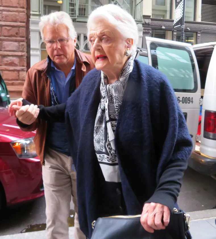 Podsjetimo, Angela Lansbury najpoznatija je po ulozi spisateljice Jessice Fletcher koju je utjelovila u popularnoj CBS-ovoj seriji &quot;Ubojstvo, napisala je&quot;, koja se prikazivala čak 12 sezona, od 1984. do 1996. godine. &quot;Ta serija mi je dala više svjetske pozornosti od bilo koje druge uloge koju sam igrala u filmovima ili na pozornici. Divna je stvar biti poznat u Španjolskoj, Portugalu, Parizu, Francuskoj i Njemačkoj i posvuda&quot;, rekla je glumačka diva 2013. kada je dobila počasni Oscar.