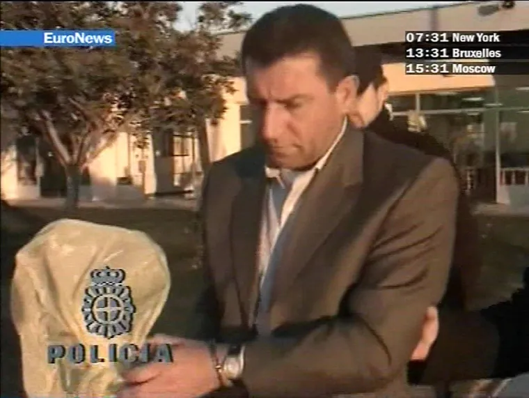 Ante Gotovina ide na madridski aerodrom od kuda je prebačen u Nizozemsku  10. prosinca 2005. 