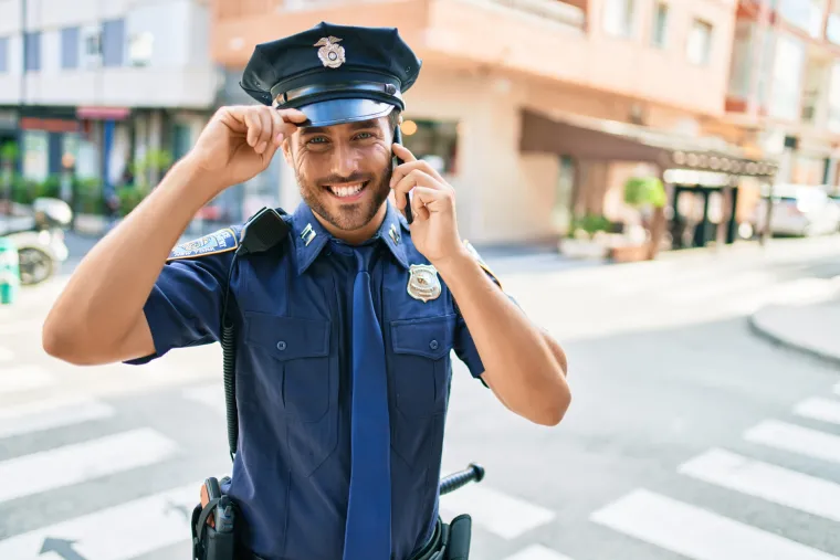 Amanda kaže da su policajci žilavi, smiješni i prizemni, ali seks je poprilično brz i uvijek su umorni. &apos;Znali su mi obećavati da će se jednog dana pojaviti kod mene u uniformi, ali nikada to nisu učinili, jer ih je bilo strah da budu uhvaćeni&apos;, piše Mirror.