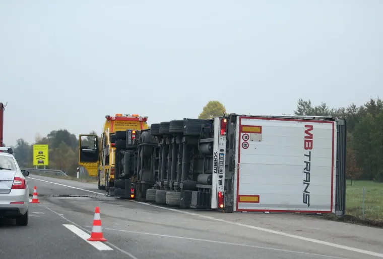 Pogledajte kako je kamion završio na boku nasred autoceste: Nakon nesreće nastala je kilometarska kolona