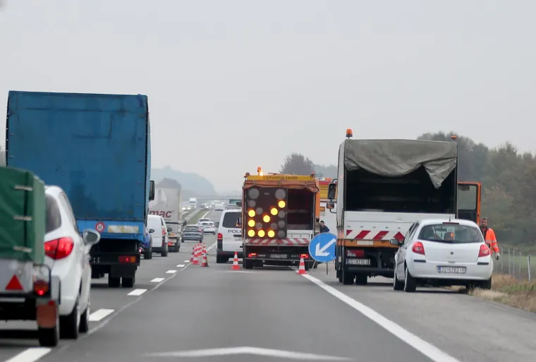 Pogledajte kako je kamion završio na boku nasred autoceste: Nakon nesreće nastala je kilometarska kolona