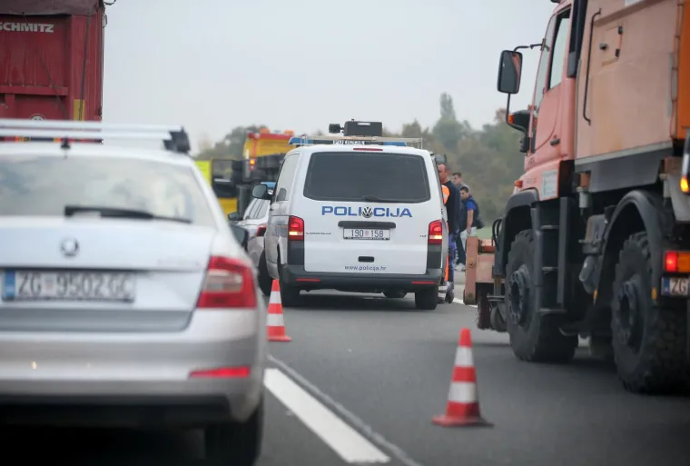 Pogledajte kako je kamion završio na boku nasred autoceste: Nakon nesreće nastala je kilometarska kolona