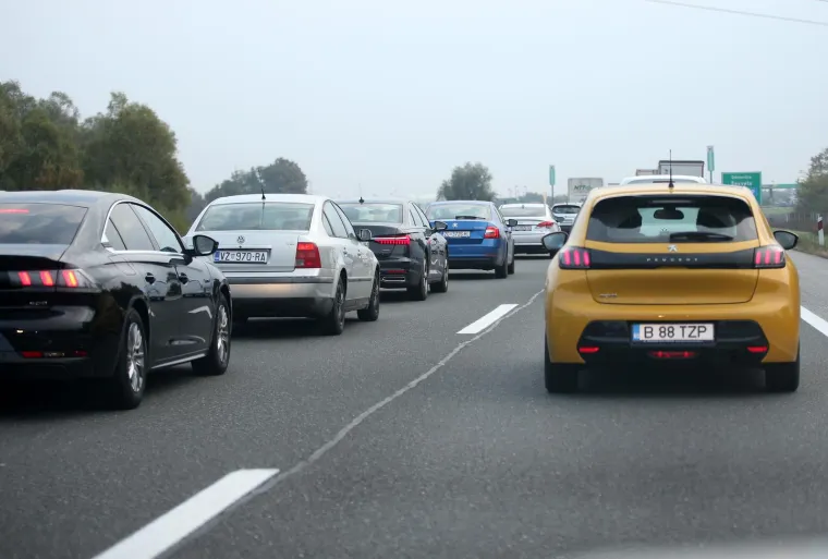 Pogledajte kako je kamion završio na boku nasred autoceste: Nakon nesreće nastala je kilometarska kolona