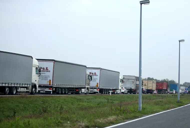 Pogledajte kako je kamion završio na boku nasred autoceste: Nakon nesreće nastala je kilometarska kolona