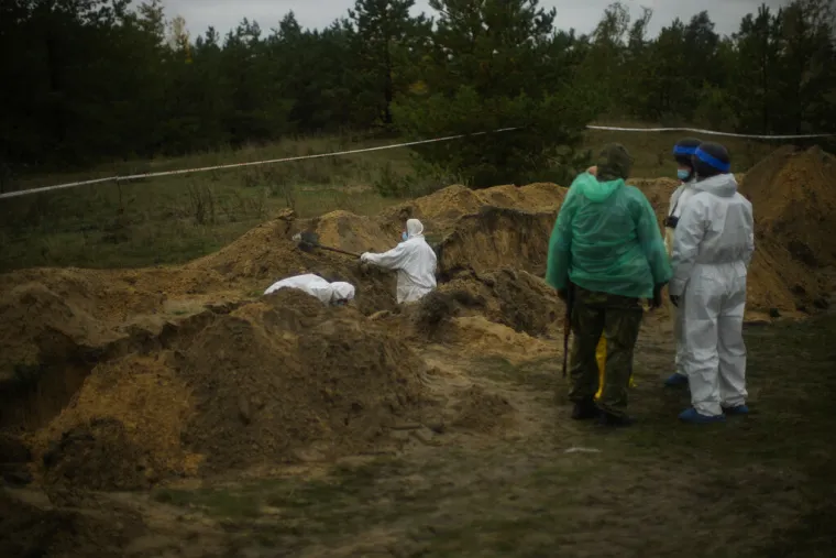 Deseci tijela iskopani iz masovnih grobnica, pronađena i djevojčica (1). 'Pokopana je kraj cijele obitelji'