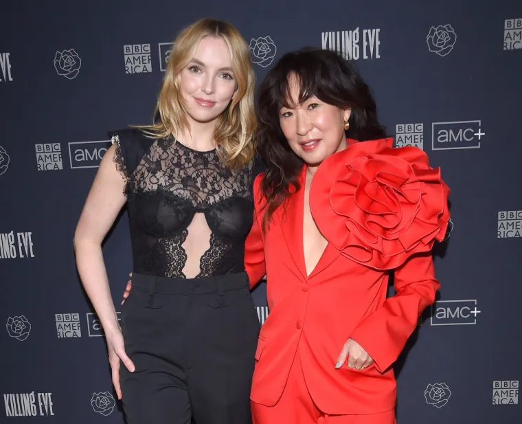 Dok likovi Jodie Comer i Sandre Oh u seriji imaju bizaran i jeziv odnos, njih dvije su privatno postale jako dobre prijateljice. Prema Oh, njihova povezanost bila je očita od samog početka. "Kad smo se prvi put srele i prvi put zajedno čitale scenarij, znala sam da imamo dobru kemiju", rekla je. 