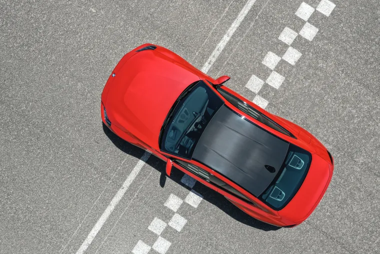 Novi M2 dolazi i s karbonskim krovom koji ga čini lak&scaron;im, iako i dalje teži gotovo 1700 kg