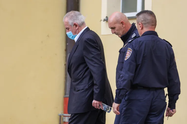 Sanader slušao izricanje presude bez emocija. Hoda sa štakom, a na licu je nosio masku