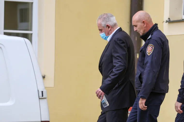 Sanader slušao izricanje presude bez emocija. Hoda sa štakom, a na licu je nosio masku