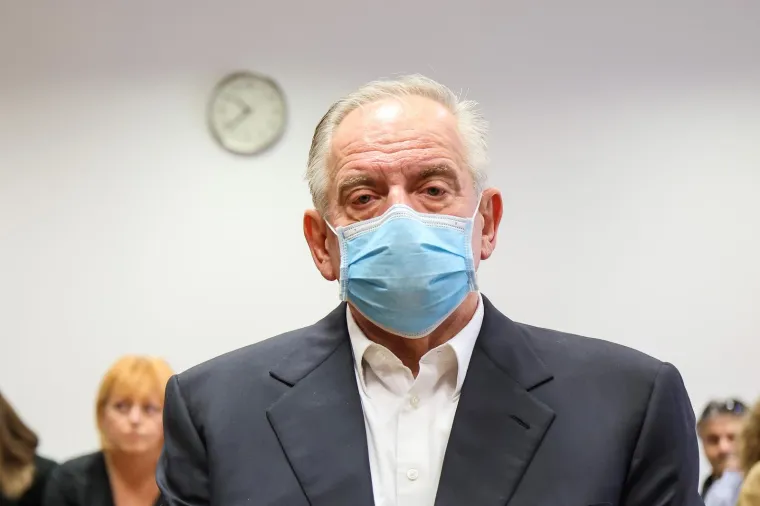 Sanader slušao izricanje presude bez emocija. Hoda sa štakom, a na licu je nosio masku