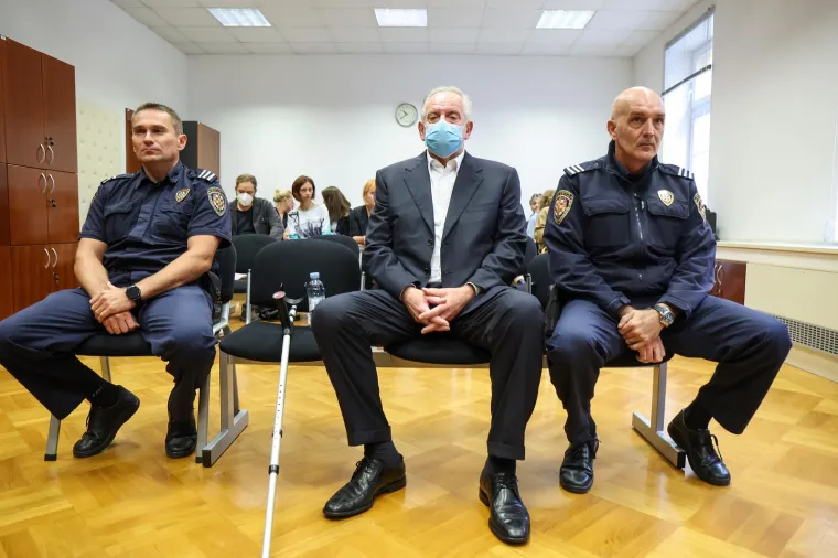Sanader slušao izricanje presude bez emocija. Hoda sa štakom, a na licu je nosio masku