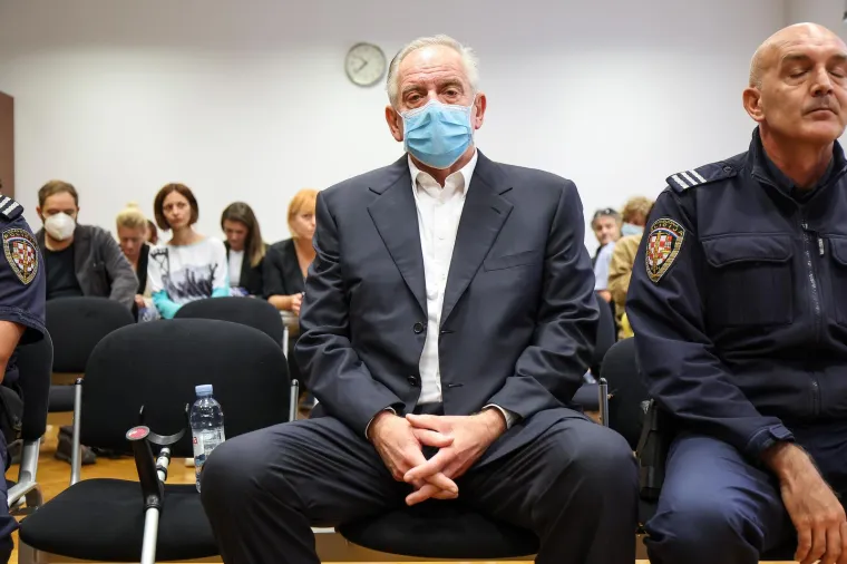 Sanader slušao izricanje presude bez emocija. Hoda sa štakom, a na licu je nosio masku
