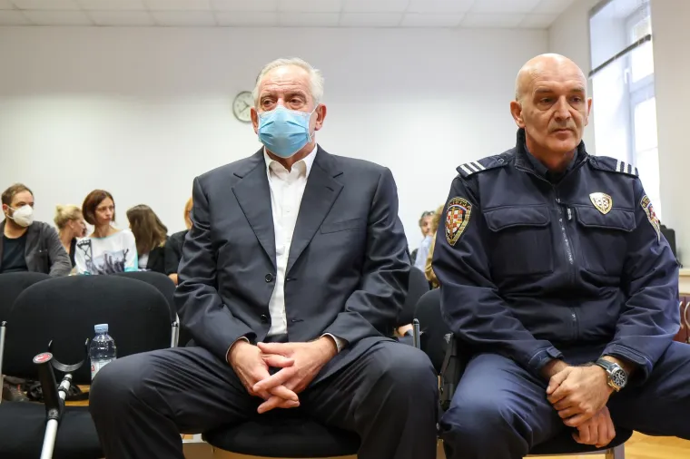 Sanader slušao izricanje presude bez emocija. Hoda sa štakom, a na licu je nosio masku