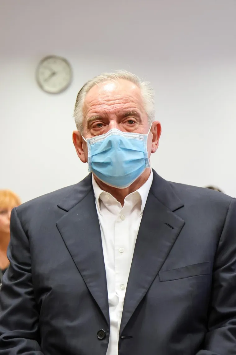 Sanader slušao izricanje presude bez emocija. Hoda sa štakom, a na licu je nosio masku