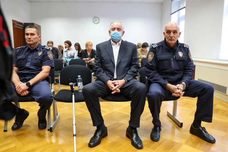 Sanader slušao izricanje presude bez emocija. Hoda sa štakom, a na licu je nosio masku