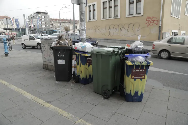 Što se skriva u zagrebačkim kontejnerima? Vreće svih boja, karton, granje, deka, a nađe se i pokoja ZG vrećica