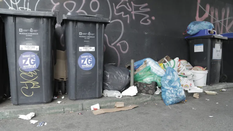 Što se skriva u zagrebačkim kontejnerima? Vreće svih boja, karton, granje, deka, a nađe se i pokoja ZG vrećica