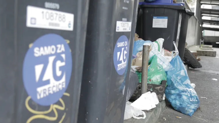 Što se skriva u zagrebačkim kontejnerima? Vreće svih boja, karton, granje, deka, a nađe se i pokoja ZG vrećica