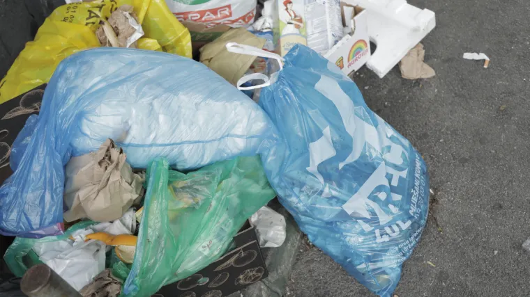 Što se skriva u zagrebačkim kontejnerima? Vreće svih boja, karton, granje, deka, a nađe se i pokoja ZG vrećica