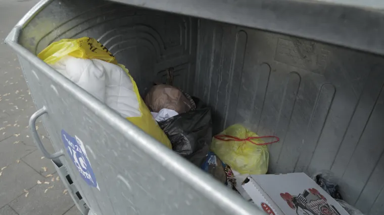 Što se skriva u zagrebačkim kontejnerima? Vreće svih boja, karton, granje, deka, a nađe se i pokoja ZG vrećica