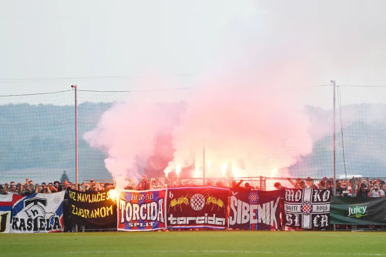 Praznik nogometa u Cvetkovcu: Bivši igrač Hajduka završio karijeru protiv Bijelih i dobio prigodan poklon