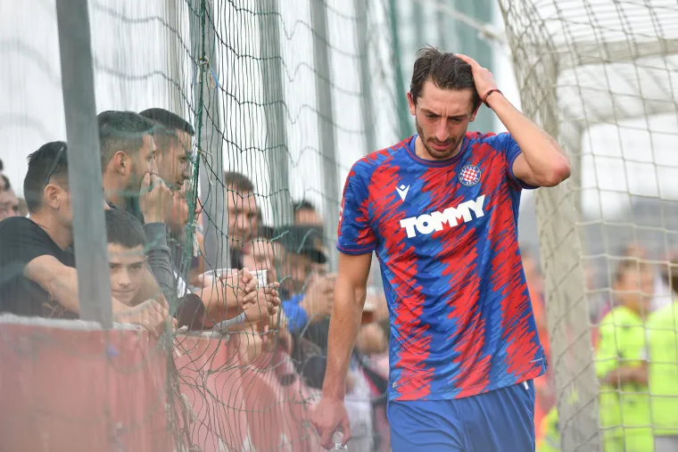Praznik nogometa u Cvetkovcu: Bivši igrač Hajduka završio karijeru protiv Bijelih i dobio prigodan poklon