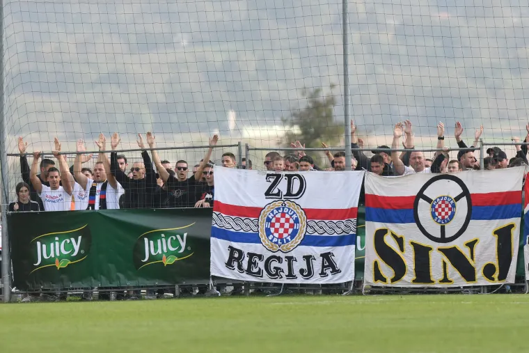 Praznik nogometa u Cvetkovcu: Bivši igrač Hajduka završio karijeru protiv Bijelih i dobio prigodan poklon