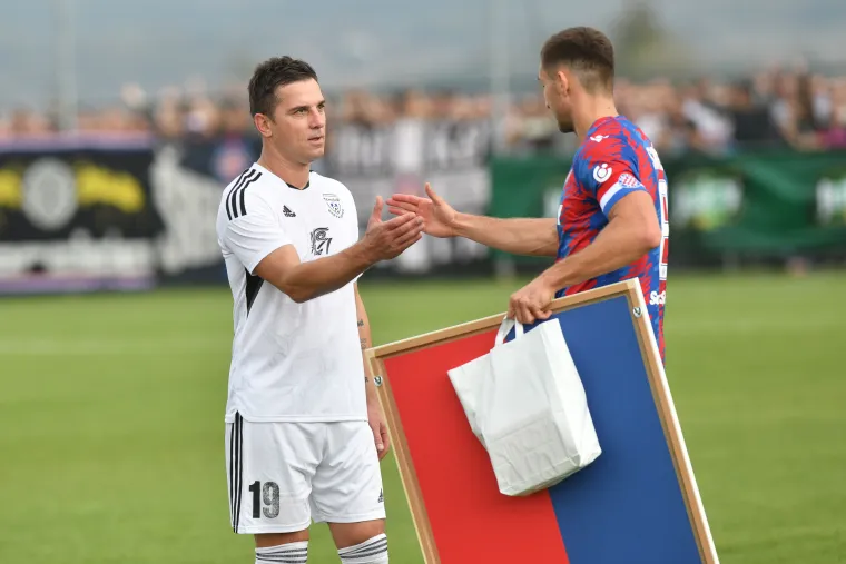 Praznik nogometa u Cvetkovcu: Bivši igrač Hajduka završio karijeru protiv Bijelih i dobio prigodan poklon
