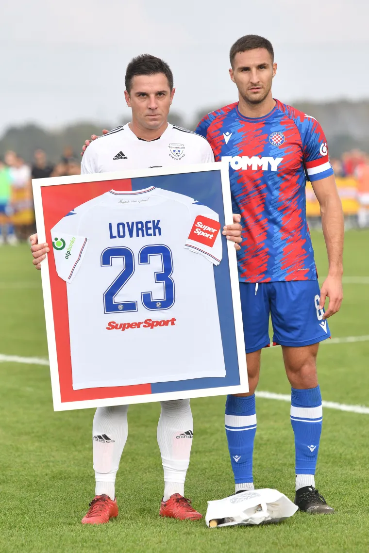 Praznik nogometa u Cvetkovcu: Biv&scaron;i igrač Hajduka zavr&scaron;io karijeru protiv Bijelih i dobio prigodan poklon