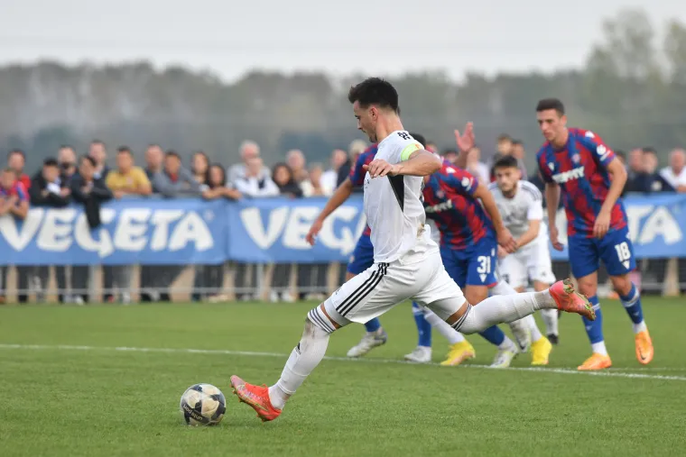 Praznik nogometa u Cvetkovcu: Biv&scaron;i igrač Hajduka zavr&scaron;io karijeru protiv Bijelih i dobio prigodan poklon