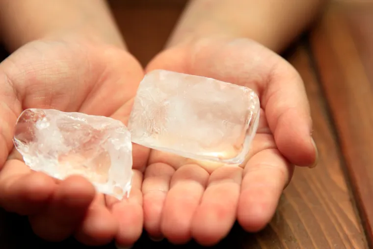 1. Stavite led na područje koje vas boli: Korištenje leda jedan je od najstarijih i najučinkovitijih trikova za ublažavanje bolova u bilo kojem dijelu tijela. Može biti od pomoći u rješavanju akutnih ozljeda, kao i kod svih upala i oteklina koje se mogu pojaviti.