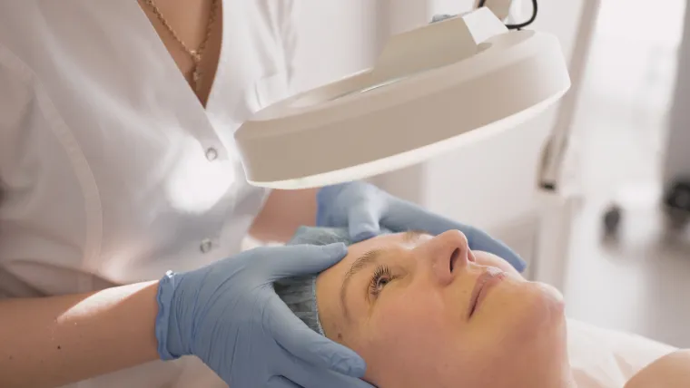 2. Masirajte sredinu obrva kako biste se oslobodili stresa: Točke pritiska dobro su poznat način privremenog oslobađanja od svih vrsta boli i stresa, a jedna od njih nalazi se između na&scaron;ih obrva. Primjena pritiska ili masaža ovog područja odličan je način za uklanjanje stresa i tjeskobe iz tijela.