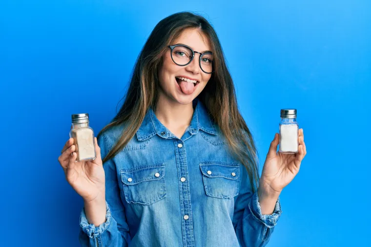 8. Stavite sol na jezik: Ako želite brzo i jednostavno smanjiti tjeskobu, stavite soli na jezik. Ovaj mali trik može vas odvratiti od va&scaron;e tjeskobe i prizemljiti angažirajući va&scaron;a osjetila. Također vas može učiniti žednim &scaron;to će vas prisiliti da pijete vodu.