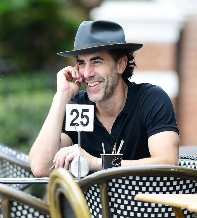 Baron Cohen obrazovanje je završio u školama za dečke, a na Sveučilištu Cambridge završio je povijest.

