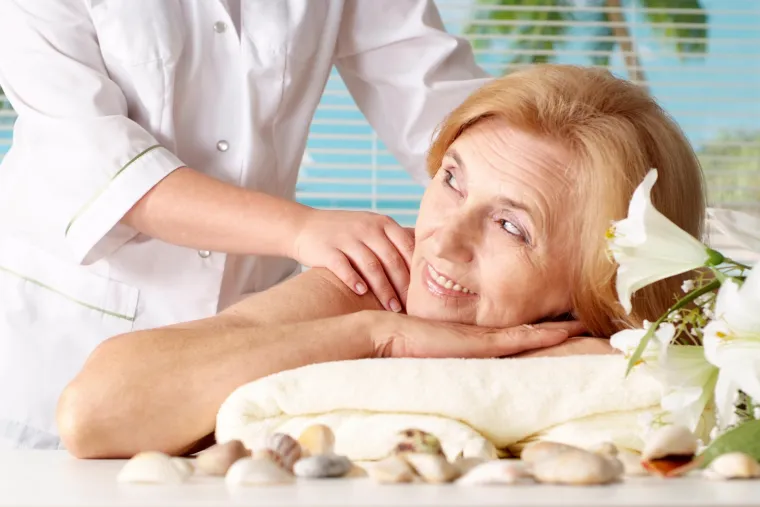 7. Svekrvinih pet minuta: Svatko bi trebao imati malo vremena za sebe. Možete svekrvi pokloniti karticu za SPA centar ili neku masažu, ili joj napravite omiljene kolače jer mali znaci pažnje svima znače. Idealno bi bilo kada bi sve to bilo uzajamno. 