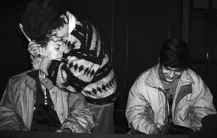 
Valentina Petrenko 27. prosinca 1993. dok grli jedno od dvoje djece koje su četvorica maskiranih otmičara držala kao taoce.