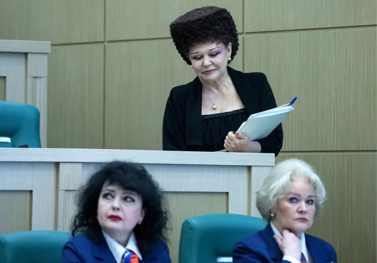 Ruska političarka opet je hit: Zbog frizure koja prkosi gravitaciji dobila titulu Bondove negativke, nekoć je bila junakinja nacije