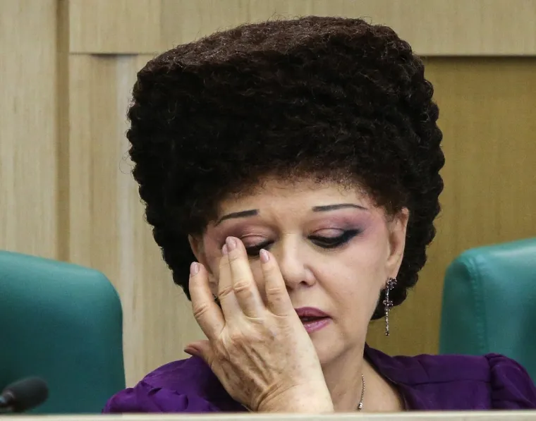 Ruska političarka opet je hit: Zbog frizure koja prkosi gravitaciji dobila titulu Bondove negativke, nekoć je bila junakinja nacije