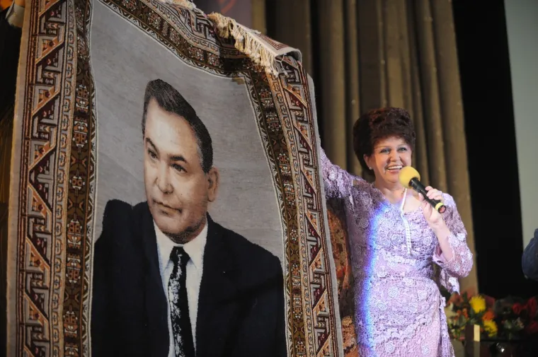 Ruska političarka opet je hit: Zbog frizure koja prkosi gravitaciji dobila titulu Bondove negativke, nekoć je bila junakinja nacije